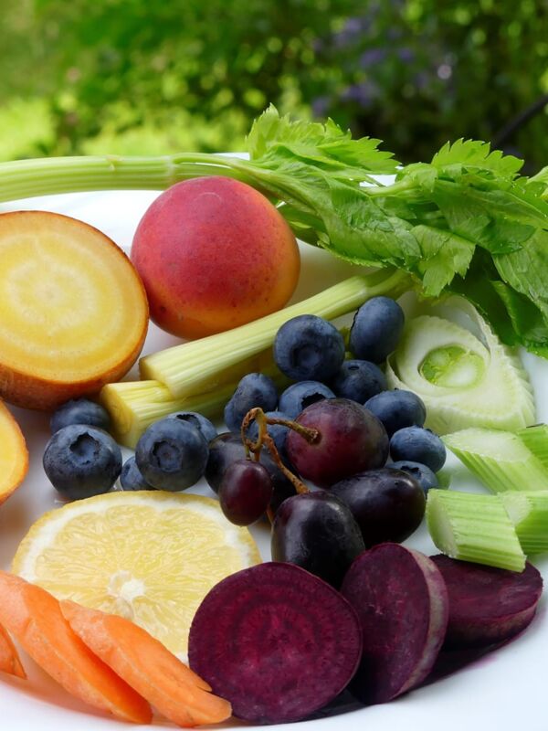 Ein Teller mit tastengerechten Lebensmitteln wie Obst und Gemüse.
